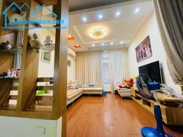 Bán nhà phố Trần Duy Hưng 50m2, 5T, phân lô ô tô, ngõ thông vài bước ra hồ