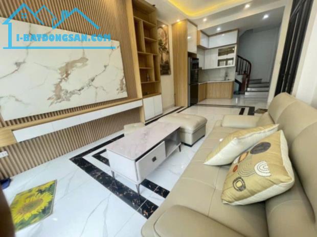 Căn góc 5 tầng phố Ngô Xuân Quảng oto vào nhà