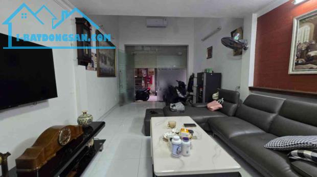 Bán nhà 3 tầng ô tô vào tận cửa nhà ngõ Hoàng Quý - diện tích 37m2 - chỉ 3,5 tỷ