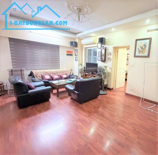 Bán căn hộ chung cư Kim Mã, Ngọc Khánh, Lô góc 107m 3 ngủ, ô tô đõ sảnh, nhỉnh 8 tỷ