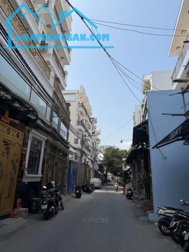 Chủ Giảm Mạnh 500 Triệu, ngay hương lộ 2. Nhà Còn 5.5 Tỷ.