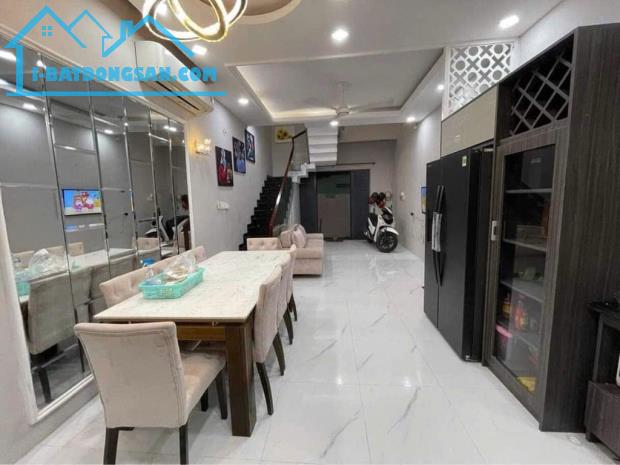 Bán nhà đường số 37 Tân Quy Quận 7 ngang 4m dài 14m nhà 2 tầng 3 phòng chỉ 7 tỷ TL