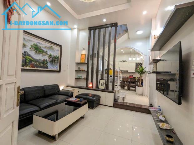 Siêu phẩm phố Trần Duy Hưng 50m2, 5T, ngõ thông ô tô, vài bước ra hồ