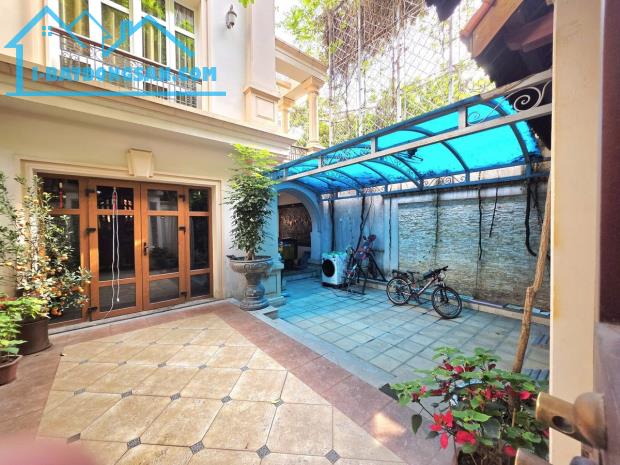 Bán Nhà BT Kim Mã. Ba Đình. Thang Máy. Ô Tô. DT 289m2. MT 10m. Giá 61.5 Tỷ.