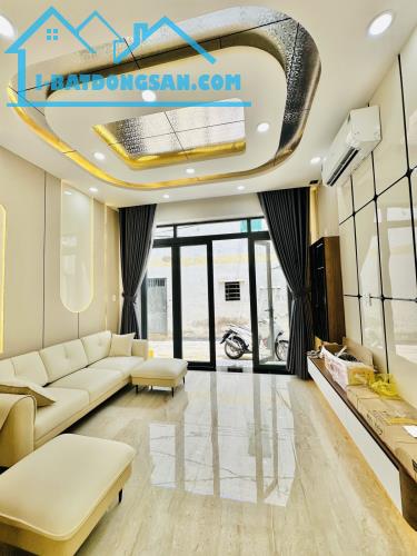 Bán gấp nhà đẹp, ở ngay Khuông Việt, 70m², gần Đầm Sen, khu dân trí, đủ tiện ích, 7.X tỷ