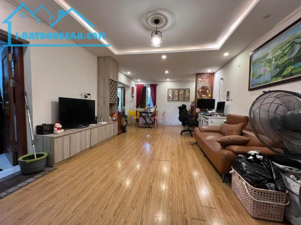 Bán CHTT Vũ Ngọc Phan, ô tô đỗ chân cầu thang, 2 ngủ full nội thất, 80m2, giá 4.9 tỷ