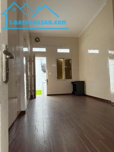 Bán Nhà Phố Lý Nam Đế - sát phố - khu Quân Đội - 55m2 x 3 Tầng - Sổ riêng - Giá 19,3 Tỷ