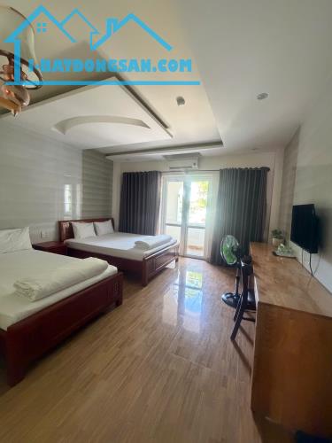 KHÁCH SẠN KINH DOANH CỰC TỐT, DOANH THU 1 tỷ 2/ năm, NHỈNH 18TY. CÁCH BIỂN CHỈ 300M
