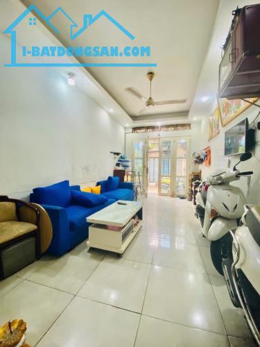 - Nhà Mặt Tiền gần chợ, kinh doanh buôn bán tốt.