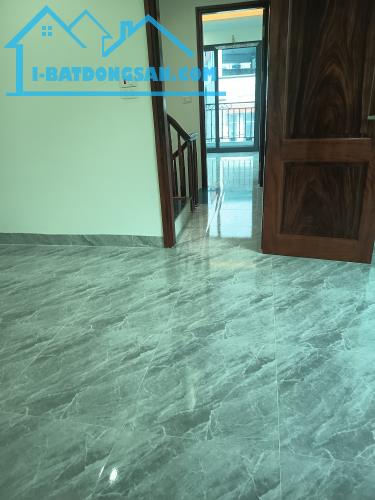 Bán nhà gần khu công nghiệp Phùng 54 m2 4 tầng MT 4.5m giá chỉ 5.5 tỷ , lô góc ô tô vào