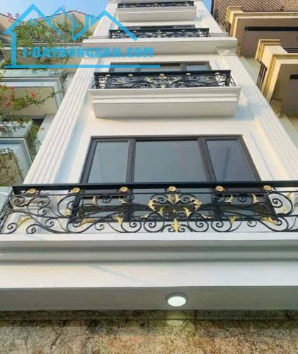 GÀ ĐẺ TRỨNG VÀNG NHÀ ĐẸP ĐỘI CẤN TT BA ĐÌNH GIÁP RANH CẦU GIẤY THANG MÁY FULL NỘI THẤT DÒ