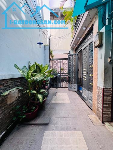 Chỉ hơn 4 tỷ, Nhà 3 tầng Bình Thạnh, Nơ Trang Long diện tích 33m² ,HXH cách 1 căn nhà