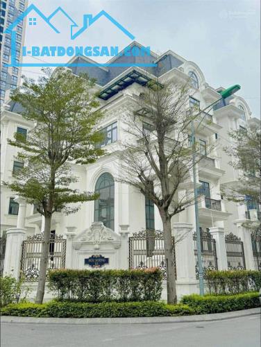 Bán biệt thự vip khu D5 Trần Thái Tông, Cầu giấy DT 238m2 x4t lô góc, có hầm, rất cần bán!