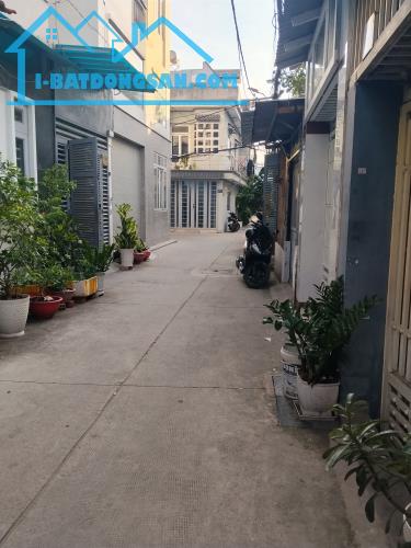 Siêu phẩm mới trình làng, toạ lạc trên đường Nguyễn Hữu Tiến, Tân phú.
