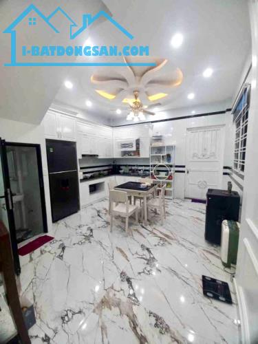 Nhà ngay Chợ Con, 41m2*3 tầng - 3tỷ69, tặng nội thất, ngõ nông