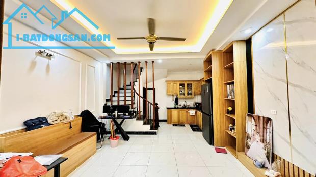 TRUNG TÂM QUẬN HAI BÀ TRƯNG, NGÕ THÔNG GẦN ĐƯỜNG Ô TÔ, 5 TẦNG MẶT TIỀN RỘNG, KINH DOANH.