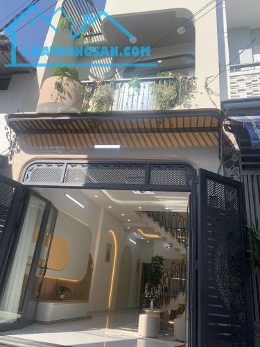Bán nhà trục đường Lê Thúc Hoạch, Dt 4x13m 2 tầng SHR hoàn công đủ, giá 5.7 tỷ