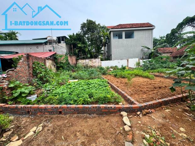 Bán 3 lô đất liền kề đối diện sở Điện Lực, ÔTÔ đỗ cửa, 2 đường đi vào, sau cửa hàng Quần