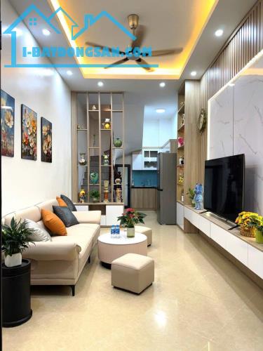BÁN PHỐ HOÀNG MAI GẦN ĐƯỜNG MINH KHAI, NGÕ THÔNG Ô TÔ CON ĐỖ CỬA, NHÀ ĐẸP 5 TẦNG.