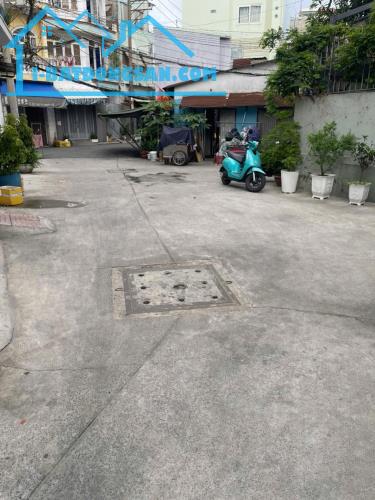 Cách HXH Lê Quang Định chỉ 10m - nhà trệt lầu ngang 4m nở hậu CN 52m2 tiện sửa xây