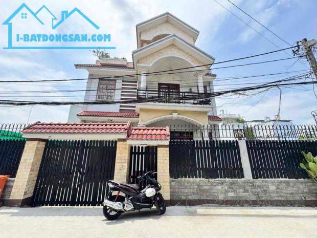 NHÀ SÂN VƯỜN 2 MẶT TIỀN NGAY ĐỖ XUÂN HỢP - 204m2 - 3 TẦNG - 10X21 CÓ 6PN