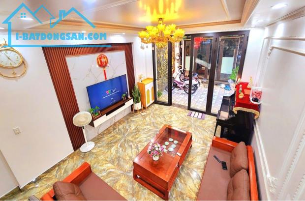 SIÊU PHẨM Ô TÔ ĐỖ CỬA NGÕ THÔNG RỘNG MÊNH MÔNG 3,2 TỶ