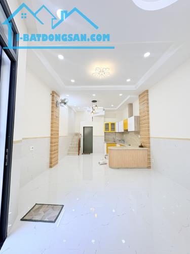 Bán gấp nhà mới Lạc Long Quân, Tân Bình ô tô tới cửa, tặng nội thất, khu dân trí, 5.X tỷ.