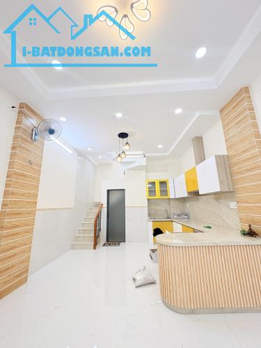 Bán gấp nhà mới Lạc Long Quân, Tân Bình ô tô tới cửa, tặng nội thất, khu dân trí, 5.X tỷ.
