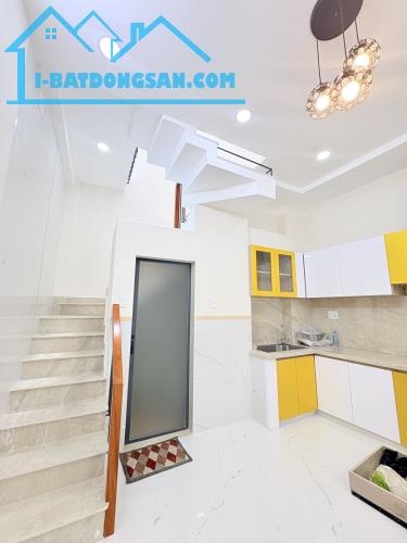 Bán gấp nhà mới Lạc Long Quân, Tân Bình ô tô tới cửa, tặng nội thất, khu dân trí, 5.X tỷ.