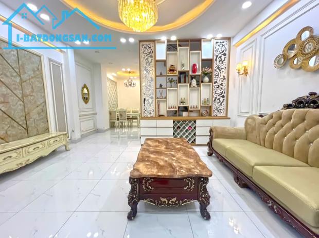 HOT HOT! Nhà đẹp ở liền 3 tầng 4PN liền kề Phú Mỹ Hưng, Quận 7