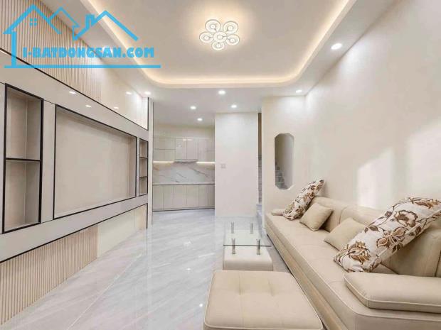CĂN GÓC SÁT HẺM XE HƠI - LÝ CHÍNH THẮNG - Q3- 3 TẦNG MỚI ĐẸP - 2PN - 31M2 NHỈNH 7 TỶ