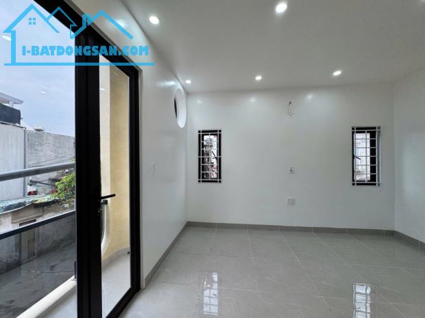 Bán nhà 50m2 cách mặt phố miếu 2 xã 40m nhà dân xây kiên cố giá nhỉ 2 tỷ.