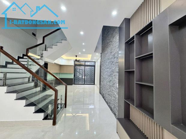 BÁN NHÀ 3 TẦNG ĐẸP DT 100M,(MT 5M) 5,9 TỶ THÁI NGUYÊN.