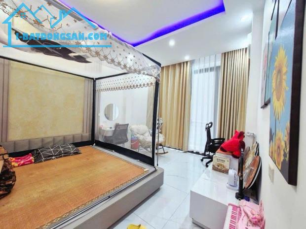 Hạ 1 tỷ bán nhà Đường Láng 30m2 Gara ô tô 5 tầng, mặt tiền 3.8m nhỉnh 10 tỷ hiếm Đống Đa