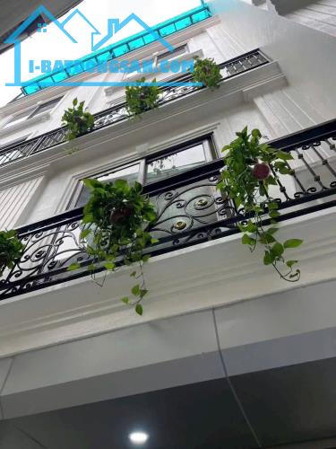 Nhà đẹp ở ngay phố Trương Định-Hoàng Mai DT 40m, VF3 quay đầu trước cửa, full nội thất
