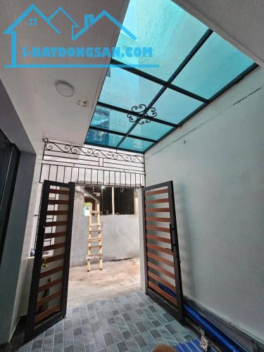 ÁN NHÀ 2 TỶ 590 TRIỆU, SAU 1 NHÀ MẶT ĐƯỜNG KĐT BÃI VIÊN, 45,2 M2 x 3 TẦNG