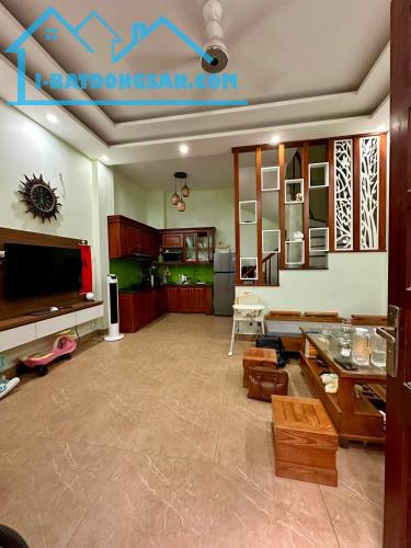 BÁN NHÀ PHỐ HOÀNG MAI, 5 TẦNG LÔ GÓC, MẶT TIỀN RỘNG, Ô TÔ ĐỖ CỬA, RẤT GẦN MẶT PHỐ.