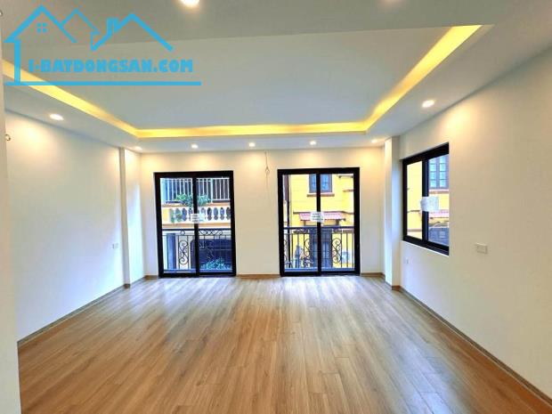 Hoàng Quốc Việt 51/55m2, 6 Tầng, MT 5.2m, Gara Ô Tô, Thang Máy, Lô Góc 3 Mặt Ngõ, View Hồ