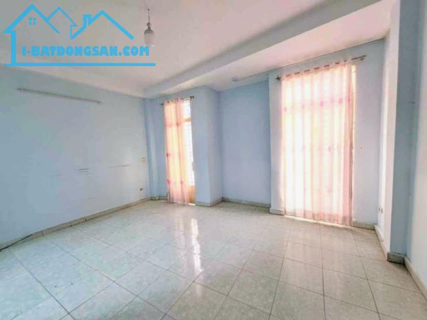 Nhà Tân Bình - Lạc Long Quân, 3 tầng - ở ngay - ngang 3m - dài 14m – 5 tỷ.