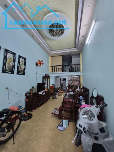 BÁN NHÀ DÂN XÂY 2.05 TỶ 2 TẦNG 50M2 TAXI ĐỖ CỬA KHU Ô 17 PHÙ NGHĨA