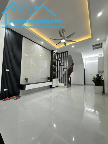 BÁN NHÀ 5 TẦNG RẤT ĐẸP, NGÕ THÔNG GẦN ĐƯỜNG Ô TÔ, CẠNH CHỢ GIÁP NHỊ - HOÀNG MAI.