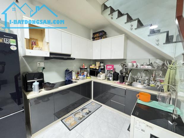 Nhà đẹp Lý Tuệ, Tân Phú sát hẻm xe hơi 40m² khu sầm uất gần Aeon Tân Phú chỉ 3.x tỷ. Hiếm