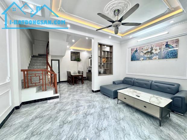 BÁN NHÀ 2 TỶ 450 TRIỆU, NGÕ ĐƯỜNG TRẦN THÁI TÔNG, 50 M2 x 3 TẦNG
