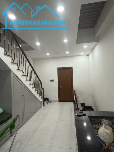 MTKD NGAY LÊ VĂN VIỆT - 3 TẦNG - 85M2 NGANG 4M ĐƯỜNG 8M