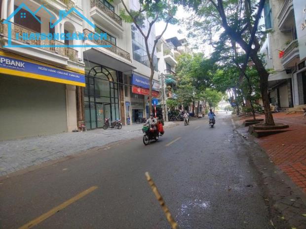 Hạ 1 tỷ mặt phố Võ Văn Dũng 50m2, 9 tầng, mặt tiền 4.5m ngay gần Hồ Hoàng Cầu
