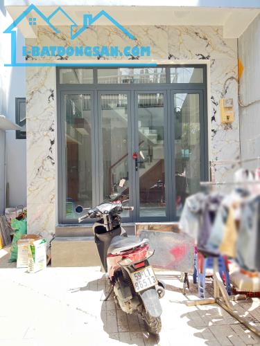 Nhà mới 3 tầng nở hậu 6.5m ngay chợ Ba Đình P10Q8. Giá: 5.38 tỷ
