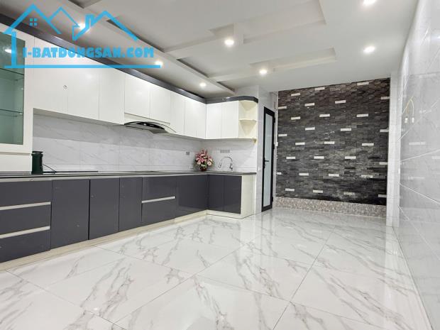 Nhà phố Nguyễn Văn Linh – 48,5m² x 4 tầng – có gara ô tô riêng