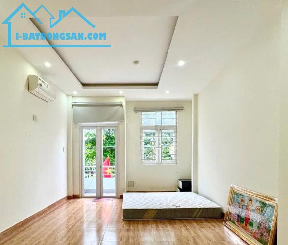Nhà 4 tầng đối diện công viên mặt tiền đường số Bông Sao P5Q8. Giá 11.5 tỷ