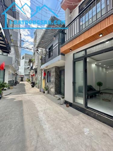 NGAY KÊNH 19/5 SÁT AEON TÂN PHÚ- NHÀ ĐẸP 2 TẦNG BTCT 44M2(4x11) - HẺM XE HƠI. CHỈ 5 TỶ XÍU