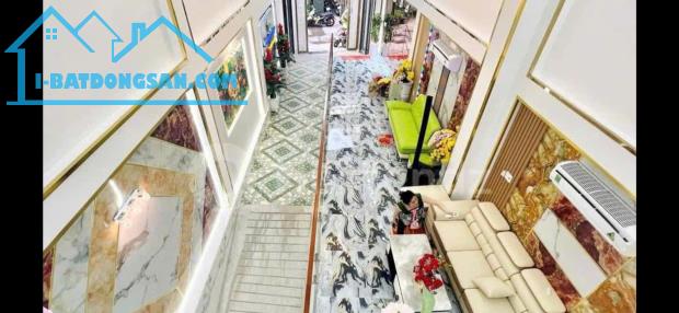 CHDV cao cấp Mặt tiền Âu Dương Lân Quận 8 - thang máy - 17 pn- TN hơn 150 triệu/tháng.